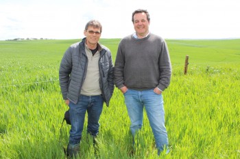 Mário Carvalho (Professor Catedrático da Universidade de Évora) e Nuno Marques (Agricultor e autor da obra “Herdade da Parreira, Sustentabilidade Económica e Ambiental” ) 